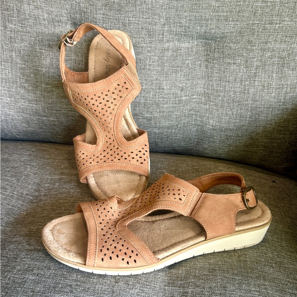 Easy Street Tan Soft Comfort Low Wedge Leather Sandal Size 9 Summer vacation - Picture 7 of 7